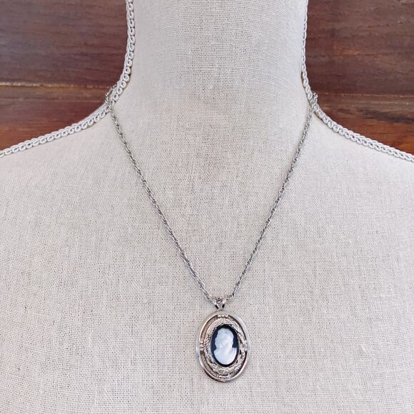 Mid Century Glass Cameo Pendant Necklace, VTG Silver Tone 70s Victorian Revival - Picture 2 of 13